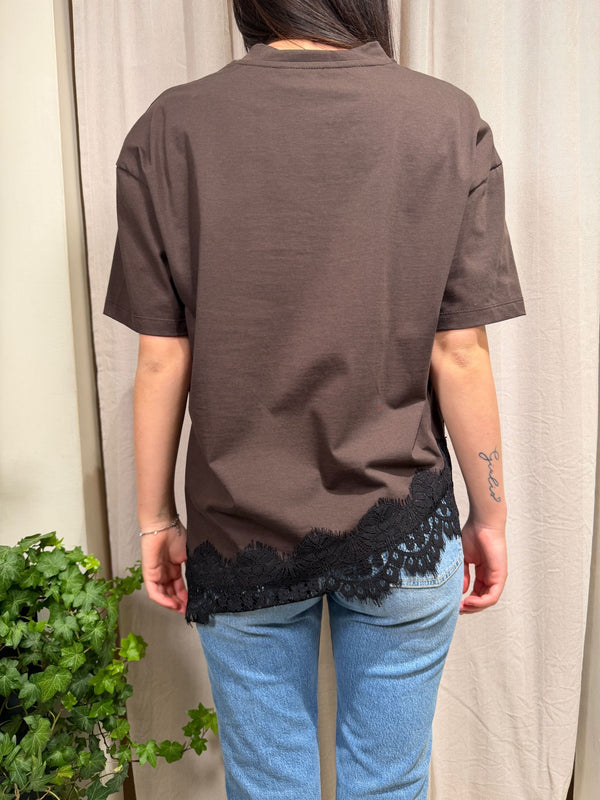T-shirt asimmetrica con pizzo