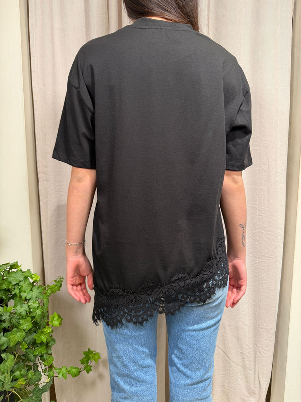T-shirt asimmetrica con pizzo