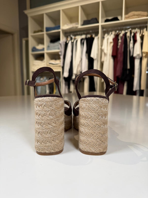 Sandali con zeppa in camoscio marrone