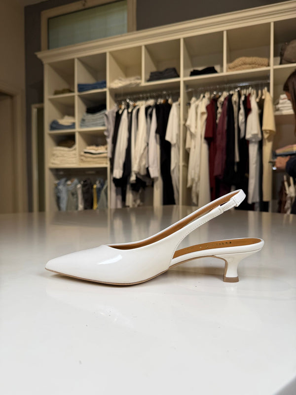 Slingback in vernice burro