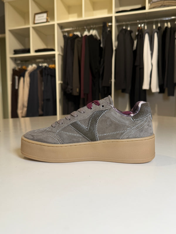Sneaker Victoria scamosciate doppio laccio