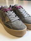 Sneaker Victoria scamosciate doppio laccio