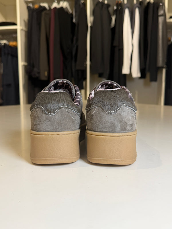 Sneaker Victoria scamosciate doppio laccio