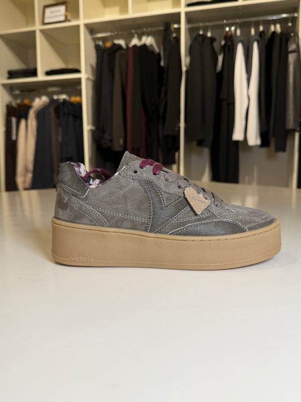 Sneaker Victoria scamosciate doppio laccio