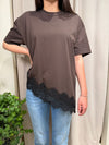 T-shirt asimmetrica con pizzo